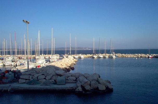 Port d'Istres sur l'etang de Berre